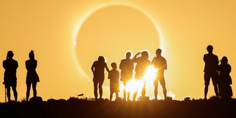 Totale Sonnenfinsternis begeistert Millionen Menschen in Nordspanien und der Arktis